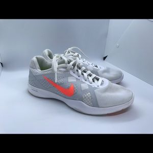 Nike size 6, barely worn, great everyday shoe.